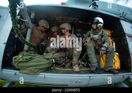 Les Marines des États-Unis avec la Force de RAID maritime, 31e unité expéditionnaire maritime (UH-1Y), se fixent à un hélicoptère VENOM UH-1Y avant de faire un roping rapide sur Camp Hansen, Okinawa, Japon, 3 juin 2021. Le train Marines à la corde rapide au cas où ils seraient tenus de quitter l'avion en temps opportun ou d'atterrir sur un terrain accidenté. Le 31e MEU, le seul MEU en permanence déployé par les Marines, fournit une force flexible et mortelle prête à exécuter un large éventail d’opérations militaires en tant que première force de réponse aux crises dans la région Indo-Pacifique. Banque D'Images