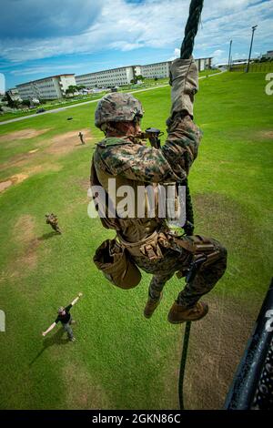 Une marine américaine avec force de RAID maritime, 31e unité expéditionnaire maritime (MEU), cordes rapides d'un hélicoptère UH-1Y Venom à Camp Hansen, Okinawa, Japon, 3 juin 2021. Le train Marines à la corde rapide au cas où ils seraient tenus de quitter l'avion en temps opportun ou d'atterrir sur un terrain accidenté. Le 31e MEU, le seul MEU en permanence déployé par les Marines, fournit une force flexible et mortelle prête à exécuter un large éventail d’opérations militaires en tant que première force de réponse aux crises dans la région Indo-Pacifique. Banque D'Images