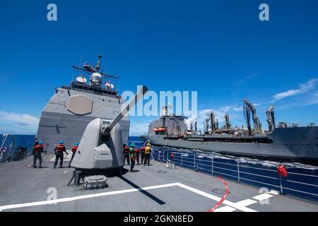 210603-N-JW440-1147 MER DES PHILIPPINES (le 3 juin 2021) le navire de ravitaillement USNS Rappahannock (T-AO-204) de la classe Henry J. Kaiser ravitailleur USNS Rappahannock (T-AO-67) ravitailleur de missiles guidés de classe Ticonderoga USS Shiloh (CG) lors d'un ravitaillement en mer. Shiloh est attaché au commandant de la Force opérationnelle 70/Carrier Strike Group 5, qui mène des opérations en cours à l'appui d'une Indo-Pacifique libre et ouverte. Banque D'Images