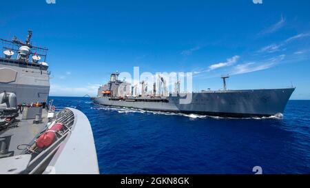 210603-N-JW440-1136 MER DES PHILIPPINES (le 3 juin 2021) le navire de ravitaillement USNS Rappahannock (T-AO-204) de la classe Henry J. Kaiser ravitailleur USNS Rappahannock (T-AO-67) ravitailleur de missiles guidés de classe Ticonderoga USS Shiloh (CG) lors d'un ravitaillement en mer. Shiloh est attaché au commandant de la Force opérationnelle 70/Carrier Strike Group 5, qui mène des opérations en cours à l'appui d'une Indo-Pacifique libre et ouverte. Banque D'Images