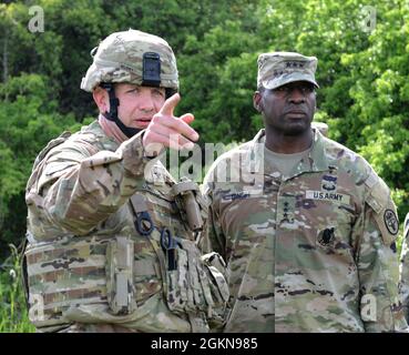 Le colonel de l'armée américaine Michael F. Belenky, 519e le commandant du Centre hospitalier, fait le briefind le lieutenant-général R. Scott Dingle, le chirurgien général de l'armée et commandant général du Commandement médical de l'armée américaine, à l'exercice 21 à Baumholder, en Allemagne, le 3 juin 2021. L'exercice a servi à certifier l'unité comme une capacité renforcée du rôle 2 de l'OTAN. Environ 400 membres du personnel de la 30e Brigade médicale, de l'US Air Force, du US Army Reserve Command, du Landstuhl Regional Medical Center et d'experts médicaux de l'OTAN ont participé à un exercice hospitalier. L'exercice a validé les capacités communes pour fournir un soutien médical f Banque D'Images