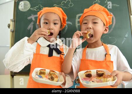 Lianyungang, Lianyungang, Chine. 15 septembre 2021. Le 15 septembre 2021, des enseignants et des étudiants de la branche de la route Guoyuan du comté de Donghai, à Lianyungang City, dans la province de Jiangsu, font des gâteaux de lune ensemble. À l'approche du festival de la mi-automne, « One Park and Five districts » du comté de Donghai, Lianyungang City, province de Jiangsu, ont lancé les activités thématiques « faire des mooncakes et accueillir le festival de la mi-automne ». Tout en améliorant la capacité pratique, sentez le charme de la culture chinoise traditionnelle de adorer la lune pendant cinq mille ans et d'admirer la lune. (CRE Banque D'Images