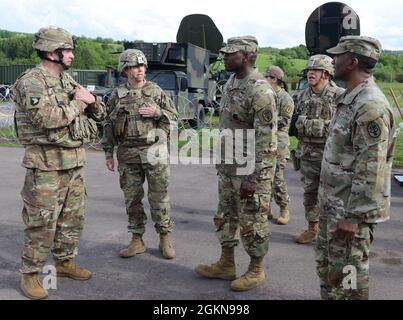 Le lieutenant-colonel Julie A. Hundertmark de l'armée des États-Unis, 512e commandant de l'hôpital de campagne, brieles le lieutenant-général R. Scott Dingle, le chirurgien général de l'armée et commandant général du Commandement médical de l'armée des États-Unis, et le sergent de commandement. Le major Diamond Hough, le sergent-major du Commandement médical de l'Armée à Baumholder, Allemagne le 3 juin 2021. Le 30e MED BDE a déployé plus de 400 soldats à l'appui de l'exercice hospitalier 21 qui a servi à certifier le centre du 519e Hôpital comme une capacité améliorée du rôle 2 de l'OTAN. Le 30e MED BDE a traité plus de 100 patients simulés du point de blessure à l'évacuation médicale jusqu'aux échelons supérieurs des soins. Le fichier exe Banque D'Images