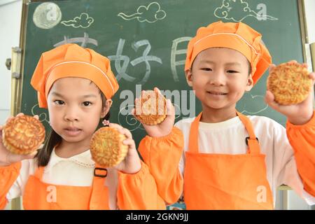 Lianyungang, Lianyungang, Chine. 15 septembre 2021. Le 15 septembre 2021, des enseignants et des étudiants de la branche de la route Guoyuan du comté de Donghai, à Lianyungang City, dans la province de Jiangsu, font des gâteaux de lune ensemble. À l'approche du festival de la mi-automne, « One Park and Five districts » du comté de Donghai, Lianyungang City, province de Jiangsu, ont lancé les activités thématiques « faire des mooncakes et accueillir le festival de la mi-automne ». Tout en améliorant la capacité pratique, sentez le charme de la culture chinoise traditionnelle de adorer la lune pendant cinq mille ans et d'admirer la lune. (CRE Banque D'Images