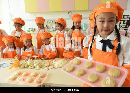 Lianyungang, Lianyungang, Chine. 15 septembre 2021. Le 15 septembre 2021, des enseignants et des étudiants de la branche de la route Guoyuan du comté de Donghai, à Lianyungang City, dans la province de Jiangsu, font des gâteaux de lune ensemble. À l'approche du festival de la mi-automne, « One Park and Five districts » du comté de Donghai, Lianyungang City, province de Jiangsu, ont lancé les activités thématiques « faire des mooncakes et accueillir le festival de la mi-automne ». Tout en améliorant la capacité pratique, sentez le charme de la culture chinoise traditionnelle de adorer la lune pendant cinq mille ans et d'admirer la lune. (CRE Banque D'Images