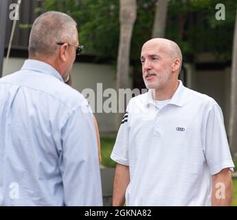 Activité de soutien naval la ville de Panama a accueilli par intérim, sous-secrétaire de la Marine (énergie, installations et environnement), Todd Schafer, juin 3. Au cours de la visite, le secrétaire par intérim a présenté à un Sailor et à des civils à bord de l’installation une pièce de monnaie du commandant pour leurs réalisations en matière de sécurité dans le signalement des bonnes prises et la prévention des incidents. Centre de guerre de surface navale James Morris, adjoint à la gestion des risques opérationnels de la division de Panama City, a été reconnu pour avoir fourni des commentaires détaillés et des procédures d'amélioration, ainsi que pour l'évaluation intégrée du GORM pour chaque procédure pour le littoral et Banque D'Images