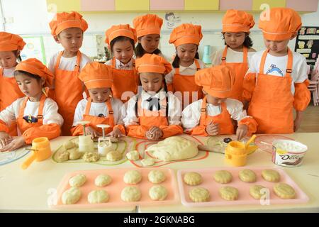 Lianyungang, Lianyungang, Chine. 15 septembre 2021. Le 15 septembre 2021, des enseignants et des étudiants de la branche de la route Guoyuan du comté de Donghai, à Lianyungang City, dans la province de Jiangsu, font des gâteaux de lune ensemble. À l'approche du festival de la mi-automne, « One Park and Five districts » du comté de Donghai, Lianyungang City, province de Jiangsu, ont lancé les activités thématiques « faire des mooncakes et accueillir le festival de la mi-automne ». Tout en améliorant la capacité pratique, sentez le charme de la culture chinoise traditionnelle de adorer la lune pendant cinq mille ans et d'admirer la lune. (CRE Banque D'Images