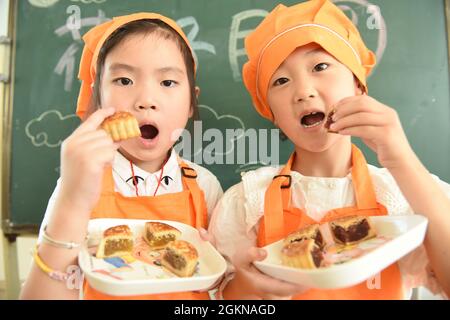 Lianyungang, Lianyungang, Chine. 15 septembre 2021. Le 15 septembre 2021, des enseignants et des étudiants de la branche de la route Guoyuan du comté de Donghai, à Lianyungang City, dans la province de Jiangsu, font des gâteaux de lune ensemble. À l'approche du festival de la mi-automne, « One Park and Five districts » du comté de Donghai, Lianyungang City, province de Jiangsu, ont lancé les activités thématiques « faire des mooncakes et accueillir le festival de la mi-automne ». Tout en améliorant la capacité pratique, sentez le charme de la culture chinoise traditionnelle de adorer la lune pendant cinq mille ans et d'admirer la lune. (CRE Banque D'Images