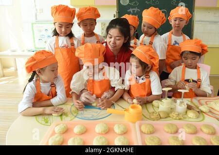 Lianyungang, Lianyungang, Chine. 15 septembre 2021. Le 15 septembre 2021, des enseignants et des étudiants de la branche de la route Guoyuan du comté de Donghai, à Lianyungang City, dans la province de Jiangsu, font des gâteaux de lune ensemble. À l'approche du festival de la mi-automne, « One Park and Five districts » du comté de Donghai, Lianyungang City, province de Jiangsu, ont lancé les activités thématiques « faire des mooncakes et accueillir le festival de la mi-automne ». Tout en améliorant la capacité pratique, sentez le charme de la culture chinoise traditionnelle de adorer la lune pendant cinq mille ans et d'admirer la lune. (CRE Banque D'Images