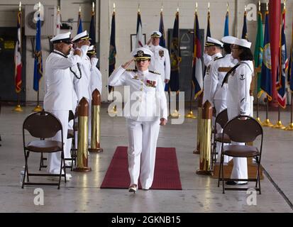 La clinique de santé navale de Cherry point (NHCCP) a dit bien au capitaine Douglas Stephens de la Marine américaine et a accueilli le capitaine Elizabeth Adriano lors d'une cérémonie de changement de commandement à la station aérienne du corps maritime de Cherry point, en Caroline du Nord, le 4 juin 2021. Stephens a été commandant du PNHC pendant deux ans. Adriano, auparavant l'officier exécutif de l'hôpital naval Pensacola, en Floride, a parlé avec les personnes présentes exprimant son enthousiasme pour son nouveau commandement. Banque D'Images