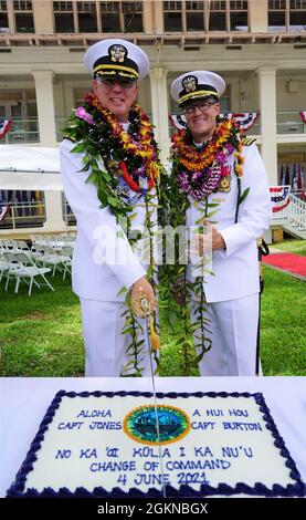 Pearl Harbor, Hawaï (4 juin 2021) le capitaine Richard Jones, commandant du chantier naval de Pearl Harbor et de l'installation d'entretien intermédiaire, et le capitaine Greg Burton ont coupé le gâteau en célébrant la cérémonie de changement de commandement du chantier naval de Pearl Harbor et de l'installation d'entretien intermédiaire (PHNSY et FIOM). PHNSY & IMF est une activité de terrain de la NAVSEA et un centre régional d’entretien à guichet unique pour les navires de surface et les sous-marins de la Marine. Banque D'Images