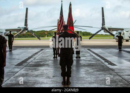 Brig. Du corps des Marines des États-Unis Le général Chris McPhillips, commandant général du Groupe des avions marins 1, salue les couleurs lors d'une cérémonie de changement de commandement sur la station aérienne du corps marin Futenma, Okinawa (Japon), le 4 juin 2021. Au cours de la cérémonie, le colonel Matthew Robbins a passé le commandement du groupe Marine Aircraft 36 au colonel Christopher Murray. Banque D'Images