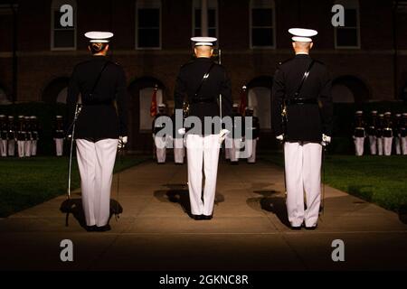 Les Marines et le personnel de la parade sont à l'honneur pendant la parade du vendredi soir à Marine Barracks Washington, le 4 juin 2021. L'invité d'honneur de la soirée était l'honorable Michèle A. Flounoy, 9e sous-secrétaire de la Défense pour les politiques, et le responsable de l'accueil de la soirée était le lieutenant général Charles G. Chiarotti, commandant adjoint des installations et de la logistique. Banque D'Images