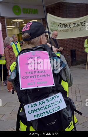 Leominster, Herefordshire, Royaume-Uni. 15 septembre 2021. Les marcheurs se réunissent dans le centre-ville de Leominster au début de leur pèlerinage « Camino to COP » à la conférence COP26 sur les changements climatiques à Glasgow. Le groupe se joindra à des centaines d'autres Walkers de tout le Royaume-Uni sur le « pèlerinage pour la planète » qui arrive à Glasgow le 30 octobre. G. P. Essex/Alay Live News Banque D'Images