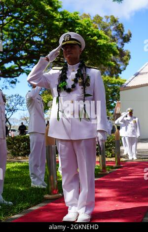 Pearl Harbor, Hawaii (4 juin 2021) le capitaine Greg Burton, commandant sortant du chantier naval de Pearl Harbor et de l'installation d'entretien intermédiaire (PHNSY et FIOM), salue tout en étant embarqué. PHNSY & IMF est une activité de terrain de la NAVSEA et un centre régional d’entretien à guichet unique pour les navires de surface et les sous-marins de la Marine. Banque D'Images