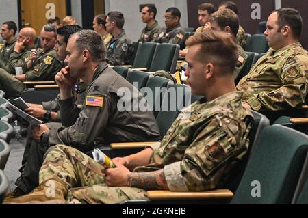 Des dizaines de pilotes C-130 du Commandement de la mobilité aérienne sont informés de la mission quotidienne au cours de leur classe 21A cours instructeur exercice d'aboutissement à la base aérienne de Dyess, Texas, le 5 juin 2021. Après plusieurs mois d’entraînement, les pilotes ont eu la possibilité de coordonner et d’exécuter des opérations de combat avec plus de 25 avions, dont des F-16 Fighting Falcons, des F-15 Strike Eagles, des Globemaster du C-17 et des avions de soutien aérien. Banque D'Images