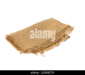 tissu brun en toile de jute plié et isolé sur fond blanc Banque D'Images