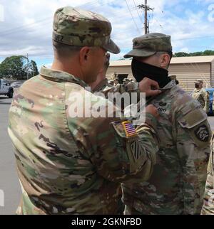 Le lieutenant-colonel de la Garde nationale de l'Armée du Nevada, Nicholas Chavez, commandant de l'escadron, 221e Escadron de cavalerie, remet la Médaille de l'accomplissement de l'Armée de terre (AAM) au sergent de la Garde nationale de l'Armée de l'Oregon. Joseph Duchscherer, 1186 Compagnie de police militaire, 5 juin 2021, Salem, Ore. Six soldats des 1186 ont reçu des AAM pour leurs efforts lors de la 59e inauguration présidentielle. Banque D'Images