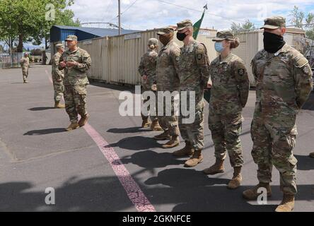 Le lieutenant-colonel Nicholas Chavez de la Garde nationale de l'Armée du Nevada, commandant de l'escadron, 2e Escadron, Cavalry, remercie les soldats de la Garde nationale de l'Armée de l'Oregon de la Compagnie de police militaire 1186 pour leur soutien lors de la 59e inauguration présidentielle le 5 juin 2021, Salem, Au cours de l'inauguration, six soldats des 1186 ont reçu la Médaille de la réussite de l'Armée de terre pour leurs efforts. Banque D'Images