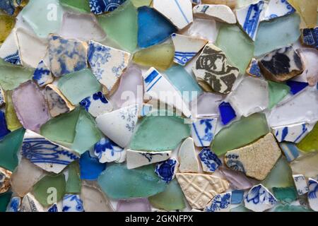 Des morceaux de verre coloré et de la vaisselle cassée trouvés lorsque épaves en Ecosse, Royaume-Uni Banque D'Images