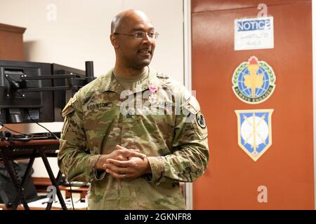 Sgt. Commandement Le Maj. Michael Robinson fait ses remarques après avoir reçu la Légion du mérite pour son service au Commandement de préparation aux renseignements militaires à titre de chef principal inscrit, fort Belvoir, Virginie, le 5 juin 2021. Banque D'Images