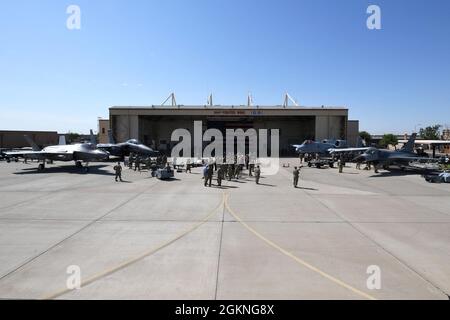 LUKE AIR FORCE BASE, Arizona -- Reserve Citizen Airmen de la 944e Escadre Fighter a tenu la toute première compétition d'équipage de quatre navires, le 5 juin 2021, à la base aérienne Luke, Arizona. Dans le cadre de la compétition, chaque équipe d’équipage de charge de trois hommes a effectué un test écrit, a effectué une inspection uniforme, puis a démontré sa capacité à armer leurs avions respectifs avec des GBU-12 et 9X. L'16 équipage de charge d'armes Faucon Fighting Fighting a remporté le trophée et se vantant les droits avec une sécurité zéro, une charge parfaite. Banque D'Images