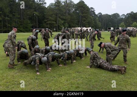 Les soldats de la Garde nationale de l'Armée des États-Unis effectuent des retransmissions au cours de la phase 1 de l'École des candidats à l'officier (OCS) dirigée par le 2e Bataillon (OCS), 218e Institut régional d'entraînement, Garde nationale de Caroline du Sud, au Centre d'entraînement McCrady à Eastover, Caroline du Sud le 5 juin 2021. La formation commence par un exercice physique pour tester l'endurance des candidats d'officiers. Banque D'Images