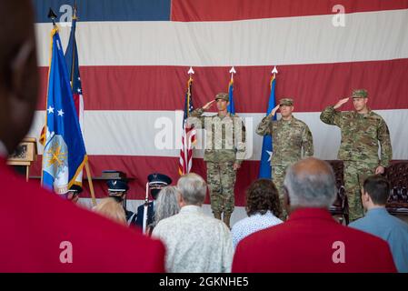 (De gauche à droite) le général de division Bryan Radliff, commandant de la 10e Force aérienne, le colonel Jim Greenwald, commandant sortant de la 944e Escadre de chasseurs, Et le colonel Mark Van Brunt, entrant 944e commandant de la Force aérienne du Canada, rend hommage à l'hymne national lors de la cérémonie de changement de commandement de la 944e FW à la base aérienne de Luke, en Arizona, le 6 juin 2021. Des amis, des membres de la famille, des membres de la communauté, des membres de la section d'Arizona Archer-Ragsdale, des aviateurs Tuskegee, ainsi que des hommes et des femmes des 944e et 56e ailes de chasseurs ont assisté à la cérémonie du matin, présidée par Radliff. Banque D'Images