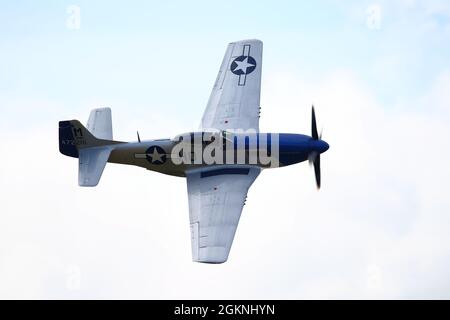 Un American Mustang P-51D « miss Helen » en vol à l'Abingdon Air & Country Show 2021 Banque D'Images