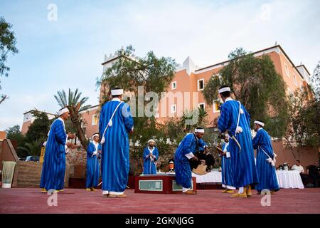 Des danseurs marocains produisent de la musique populaire berbère traditionnelle lors d'une cérémonie d'accueil à Tafraoute, au Maroc, pour les membres du service le 6 juin 2021. African Lion 2021 est l'exercice annuel le plus important, conjoint et premier du Commandement de l'Afrique des États-Unis, organisé par le Maroc, la Tunisie et le Sénégal, le 7-18 juin. Plus de 7,000 participants de neuf pays et de l'OTAN s'entraînent ensemble en mettant l'accent sur l'amélioration de la préparation des forces américaines et des forces des pays partenaires. AL21 est un exercice multidomaine, multicomposant et multinational, qui utilise une gamme complète de capacités de mission dans le but de renforcer l'interopérabilité entre les participants Banque D'Images