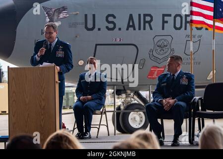 Une cérémonie de passation de commandement a lieu à la base de la Garde nationale de Rickenbacker Air, à Columbus (Ohio), le 6 juin 2021. Le colonel David Johnson a cédé le commandement de la 121e Escadre de ravitaillement en vol au colonel Scott Lerdon. Banque D'Images