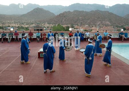 Des danseurs marocains produisent de la musique populaire berbère traditionnelle lors d'une cérémonie d'accueil à Tafraoute, au Maroc, pour les membres du service le 6 juin 2021. African Lion 2021 est le plus grand exercice annuel, conjoint et premier du Commandement de l’Afrique des États-Unis, organisé par le Maroc, la Tunisie et le Sénégal, le 7-18 juin. Plus de 7,000 participants de neuf nations et de l'OTAN s'entraînent ensemble en mettant l'accent sur l'amélioration de la préparation pour nous et les forces de la nation partenaire. AL21 est un exercice multidomaine, à composantes nulles et multinational, qui utilise une gamme complète de capacités de mission dans le but de renforcer l'interopérabilité entre les participants. Banque D'Images