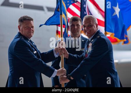 Une cérémonie de passation de commandement a lieu à la base de la Garde nationale de Rickenbacker Air, à Columbus (Ohio), le 6 juin 2021. Le colonel David Johnson a cédé le commandement de la 121e Escadre de ravitaillement en vol au colonel Scott Lerdon. Banque D'Images