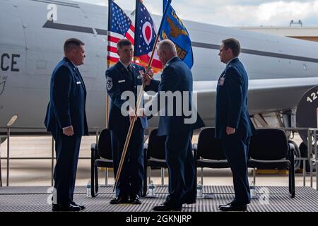 Une cérémonie de passation de commandement a lieu à la base de la Garde nationale de Rickenbacker Air, à Columbus (Ohio), le 6 juin 2021. Le colonel David Johnson a cédé le commandement de la 121e Escadre de ravitaillement en vol au colonel Scott Lerdon. Banque D'Images