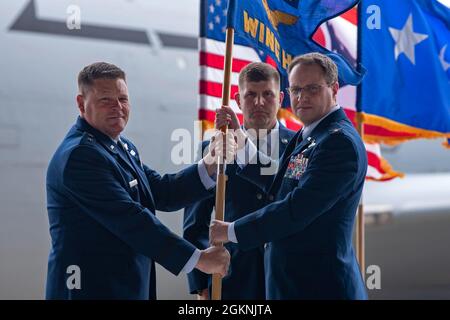 Une cérémonie de passation de commandement a lieu à la base de la Garde nationale de Rickenbacker Air, à Columbus (Ohio), le 6 juin 2021. Le colonel David Johnson a cédé le commandement de la 121e Escadre de ravitaillement en vol au colonel Scott Lerdon. Banque D'Images