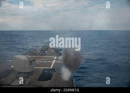 210606-N-XU073-1338 MER DE CHINE DU SUD (6 juin 2021) – la frégate de classe Anzac de la Royal Australian Navy HMAS Ballarat (FFH 155) vole devant le destroyer de missile guidé de classe Arleigh Burke USS Curtis Wilbur (DDG 54) lors d'un exercice conjoint de tir en direct. Curtis Wilbur est affecté au commandant de la Force opérationnelle 71/Escadrier Squadron (DESRON) 15, la plus importante force de surface déployée à l’avant de la Marine et la plus importante force de surface de la 7e flotte américaine. Banque D'Images