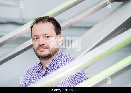 Berlin, Allemagne. 13 septembre 2021. Clemens Krauss, artiste, se trouve en face de la Haus am Lützowplatz de Berlin avant un rendez-vous d'entretien avec la Deutsche presse-Agentur. L'artiste autrichien est également psychanalyste. Lors de sa nouvelle exposition 'assen/ masses' à Berlin, il prévoit une représentation avec des sessions de groupe de douze participants. (À dpa: 'La peau artificielle de Clemens Krauss - la semaine de l'art de Berlin commence') Credit: Christoph Soeder/dpa/Alay Live News Banque D'Images