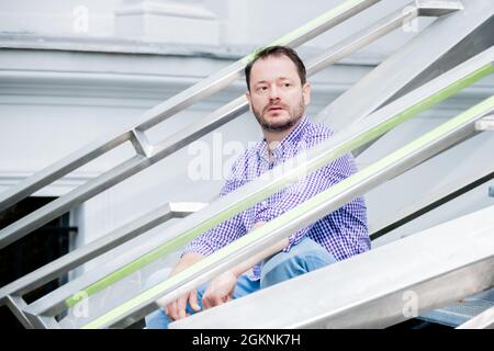 Berlin, Allemagne. 13 septembre 2021. Clemens Krauss, artiste, se trouve en face de la Haus am Lützowplatz de Berlin avant un rendez-vous d'entretien avec la Deutsche presse-Agentur. L'artiste autrichien est également psychanalyste. Lors de sa nouvelle exposition 'assen/ masses' à Berlin, il prévoit une représentation avec des sessions de groupe de douze participants. (À dpa: 'La peau artificielle de Clemens Krauss - la semaine de l'art de Berlin commence') Credit: Christoph Soeder/dpa/Alay Live News Banque D'Images