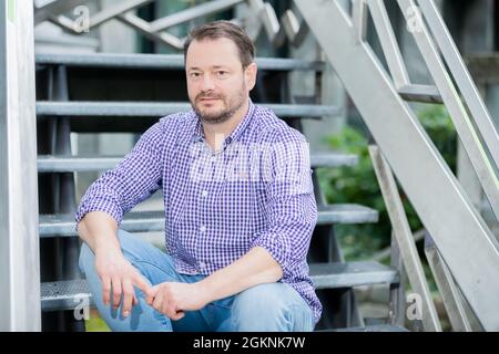 Berlin, Allemagne. 13 septembre 2021. Clemens Krauss, artiste, se trouve en face de la Haus am Lützowplatz de Berlin avant un rendez-vous d'entretien avec la Deutsche presse-Agentur. L'artiste autrichien est également psychanalyste. Lors de sa nouvelle exposition 'assen/ masses' à Berlin, il prévoit une représentation avec des sessions de groupe de douze participants. (À dpa: 'La peau artificielle de Clemens Krauss - la semaine de l'art de Berlin commence') Credit: Christoph Soeder/dpa/Alay Live News Banque D'Images