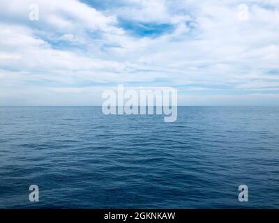 Nuages bleu foncé et mer ou mer de surface avec des vagues de mousse avant la tempête, spectaculaire paysage marin Banque D'Images