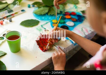Artisanat d'automne pour les enfants. Renard animal en feuille d'érable. Art et créativité pour les enfants. Artisanat en matériaux naturels. Dessin pour filles avec peintures. Banque D'Images