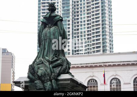 Manille, région de la capitale nationale, Philippines. 17 août 2021. La statue de la reine Isabella II fait face à l'ancien bâtiment de chambre, au drapeau philippin et à un bâtiment moderne de grande hauteur. La statue de la reine Isabella II d'Espagne se trouve à l'extérieur des murs d'Intramuros. Une sculpture créée par Ponciano Ponzano. Cette création a été érigée pour la première fois à Arroceros, en 1860. Démantelé plusieurs fois d'Arroceros jusqu'à ce qu'il reste ici dans son emplacement actuel à Manille, 1975. (Image de crédit : © George BUID/ZUMA Press Wire) Banque D'Images