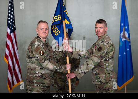 James Meier, (à droite), le 39e commandant du Groupe de sécurité du système d'armes, de la Force aérienne des États-Unis, reçoit la 39e ligne directrice du GSSF du colonel John Creel, commandant de la 39e Escadre de la base aérienne, lors d'une cérémonie de changement de commandement, le 7 juin 2021, à la base aérienne d'Incirlik, en Turquie. La cérémonie est une tradition militaire qui représente un transfert officiel de l’autorité et de la responsabilité d’une unité d’un commandant à un autre. Banque D'Images