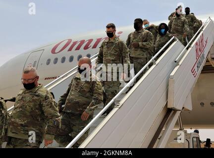 Les soldats de l’armée américaine avec la 648e brigade d’amélioration de la garde nationale de l’armée de Géorgie débarque un avion arrivant pour l’exercice African Lion 21 le 7 juin 2021, à Agadir, au Maroc. African Lion 21 est le plus grand exercice annuel, conjoint et premier du Commandement de l’Afrique des États-Unis organisé par le Maroc, la Tunisie et le Sénégal, le 7-18 juin. African Lion 2021 est le plus grand exercice annuel, conjoint et premier du Commandement de l’Afrique des États-Unis, organisé par le Maroc, la Tunisie et le Sénégal, le 7-18 juin. Plus de 7,000 participants de neuf nations et de l'OTAN s'entraînent avec un accent sur l'amélioration de la préparation pour nous et notre partenaire na Banque D'Images