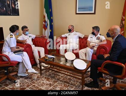 210607-N-OX321-1070 CATANIA, Italie (7 juin 2021) ADM. Arrière Scott Gray, commandant, région de la Marine Europe, Afrique, Centre, Centre, capitaine Kevin Pickard, commandant, base aérienne navale (NAS) Sigonella, centre droit, parler avec le sous-ministre adjoint de la Garde côtière italienne. Giancarlo Russo, Port Admiral de Catane, au centre, a quitté, lors d'un appel de bureau, le 7 juin 2021. Gray a visité NAS Sigonella pour renforcer les partenariats avec les responsables locaux italiens et leurs homologues militaires. La position stratégique de NAS Sigonella permet aux forces américaines, alliées et des pays partenaires de se déployer et de réagir au besoin pour assurer la sécurité et la stabilité Banque D'Images