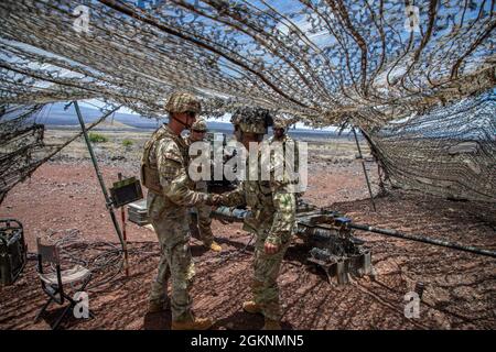 Le colonel Josh Bookout, équipe de combat de la 3e Brigade d'infanterie, commandant de la 25e Division d'infanterie rencontre des soldats affectés au 3e Bataillon, 7e Régiment d'artillerie de campagne, 25e Division d'artillerie, 25e Division d'infanterie pour les remercier d'avoir soutenu l'exercice de coordination de soutien aux pompiers de la brigade à l'aire d'entraînement de Pohakuloa, à Hawaï, le 7 juin 2021. Banque D'Images
