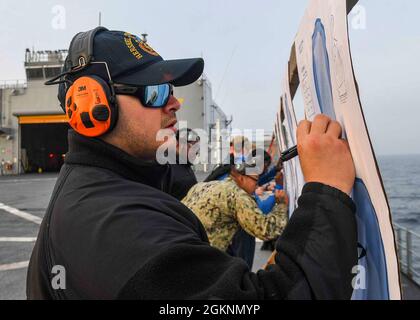 OCÉAN ATLANTIQUE (07 JUIN 2021) Gunners Mate 3e classe Jose Cortez marque une cible lors d'un cours de qualification de pistolet de service de 9 mm à bord de la base de la mer expéditionnaire USS Hershel Woody Williams (ESB 4) dans l'océan Atlantique, le 07 juin 2021. Hershel « Woody » Williams est en cours de déploiement prévu dans la zone d'opérations de la Sixième flotte américaine pour soutenir les intérêts nationaux et la sécurité des États-Unis en Europe et en Afrique. Banque D'Images