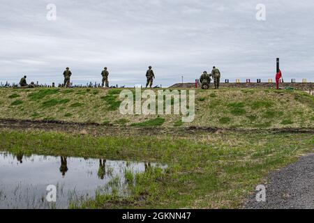 Soldats canadiens du 1er Bataillon, Royal Newfoundland Regiment, et de la 2e Escadre, Bagotville, Force protection Group, Affûter leurs compétences en matière de stratégie de mise en valeur sur une aire de tir à la 5 e Escadre Goose Bay (Terre-Neuve-et-Labrador), en préparation à l'exercice du NORAD Aralgam Dart 21-1, le 05 juin 2021. Photo : Caporal-chef Krista Blizzard, imagerie de la 5 e Escadre Banque D'Images