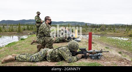 Soldats canadiens du 1er Bataillon, Royal Newfoundland Regiment, et de la 2e Escadre, Bagotville, Force protection Group, Affûter leurs compétences en matière de stratégie de mise en valeur sur une aire de tir à la 5 e Escadre Goose Bay (Terre-Neuve-et-Labrador), en préparation à l'exercice du NORAD Aralgam Dart 21-1, le 05 juin 2021. Photo : Caporal-chef Krista Blizzard, imagerie de la 5 e Escadre Banque D'Images