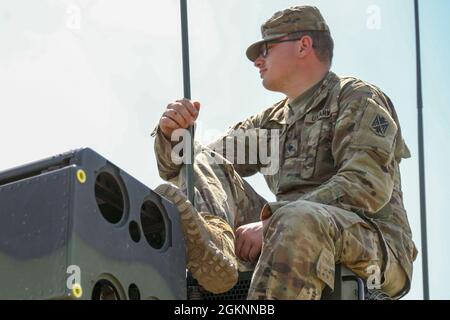 SHABLA, Bulgarie — SPC de l'armée américaine. Taylor Arrant, un membre du système de défense aérienne Avenger de Charlie Battery, 5e Bataillon, 4e Régiment d'artillerie de défense aérienne, attend d'autres ordres en préparation à un exercice de tir en direct à l'appui de Sabre Guardian au champ de tir en direct de la défense aérienne de Shabla, Bulgarie, le 7 juin 2021. Sabre Guardian 21 est un exercice lié de DEFENDER-Europe 21. DEFENDER-Europe 21 est un exercice à grande échelle dirigé par l'armée américaine, conçu pour renforcer la préparation et l'interopérabilité entre les États-Unis, les alliés de l'OTAN et les militaires partenaires. Cette année, plus de 28,000 forces multinationales à partir de 26 Banque D'Images